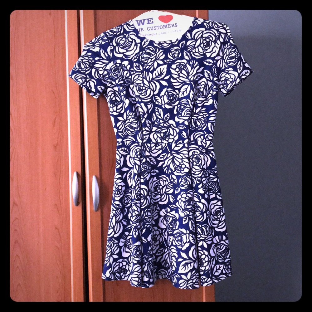 Super cute flowery dress!
